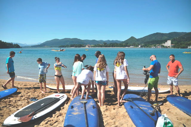 Curso de iniciación para niños Laga Surf Camp